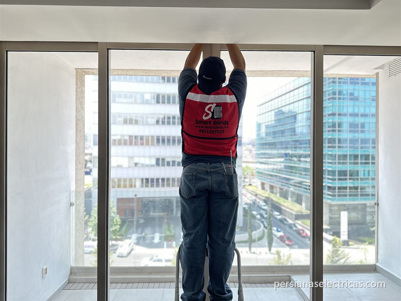 Técnico instalando persianas