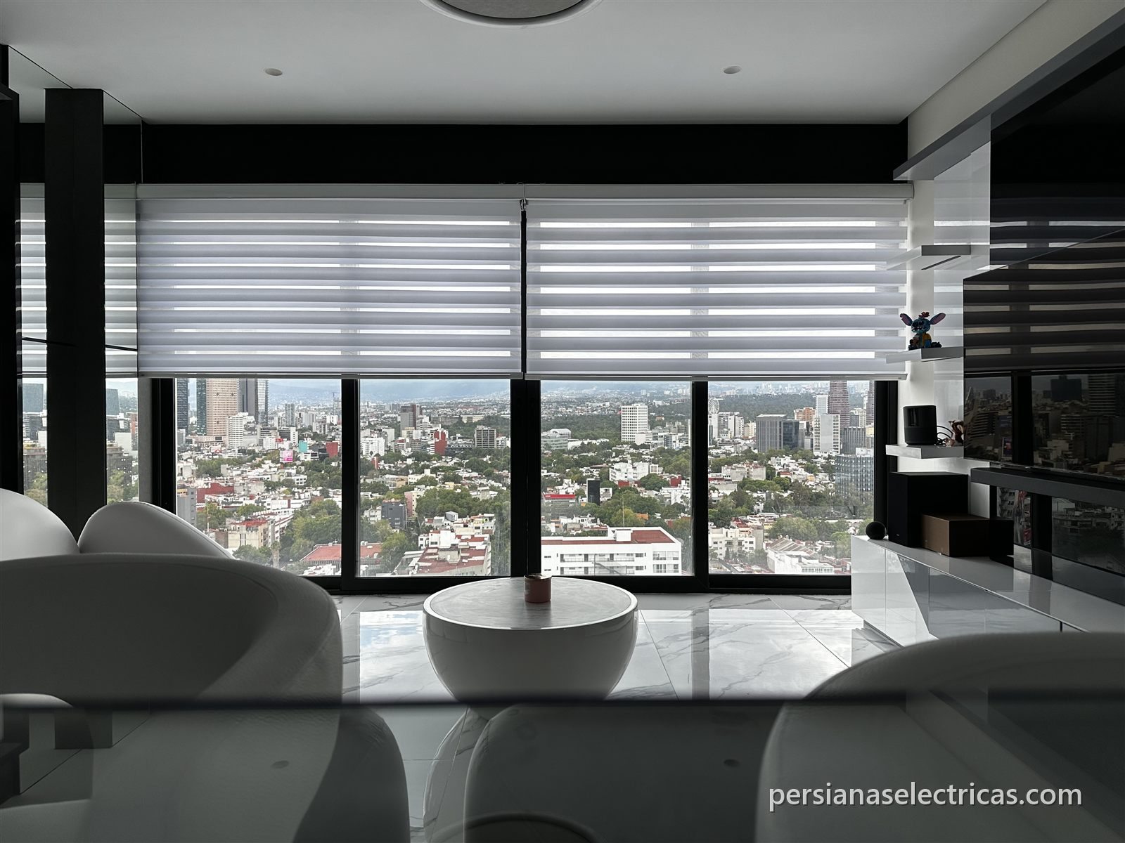 Persianas inteligentes sheer en sala